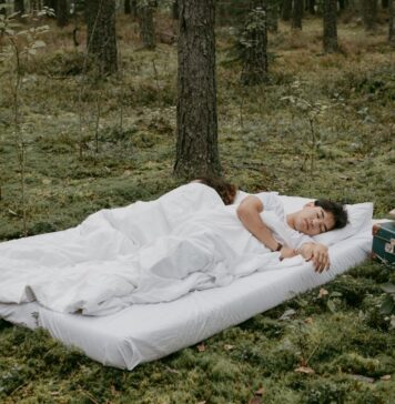 Dlaczego wieczorem trudniej wyciszyć myśli? Co dzieje się z mózgiem przed snem Dlaczego wieczorem trudniej wyciszyć myśli